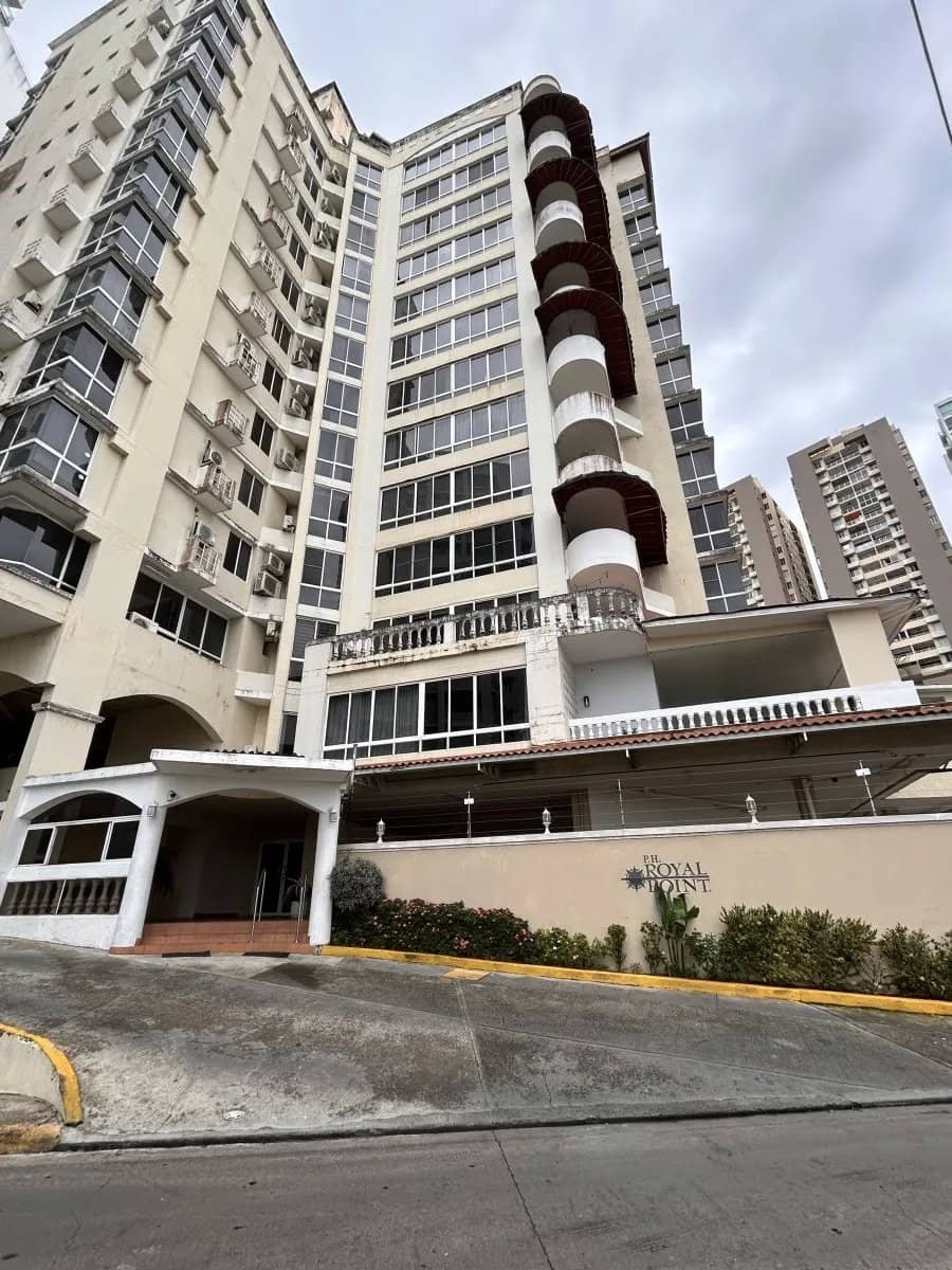 Hemoso apartamento, 3 rec + den, con vista panorámica. - foto 1