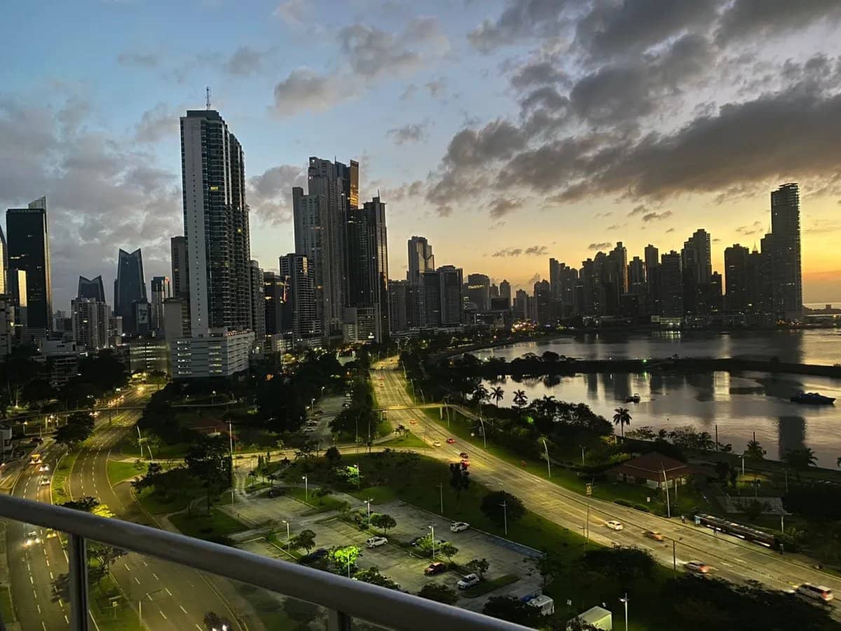 APARTAMENTO AMOBLADO EN ALQUILER – AVENIDA BALBOA (194m2) - foto 1