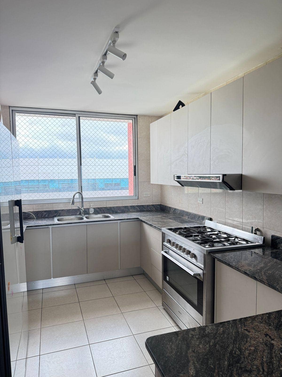VENTA APARTAMENTO PH VERTIKAL REMODELADO - foto 1