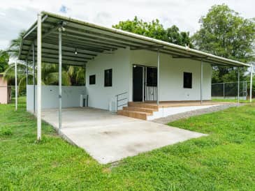 Acogedora Casita con Amplio Terreno en Venta - photo 1